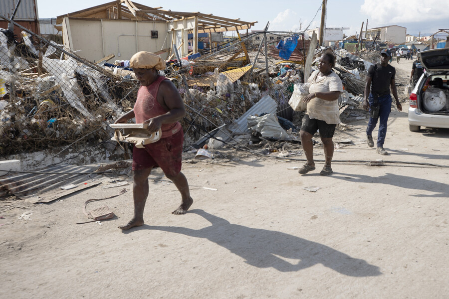 Black River, a Jamaican city destroyed by the hurricane and a scene of looting